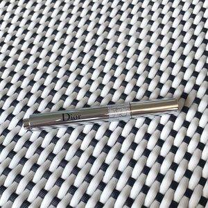 Dior “004” flash luminizer concealer, brush tip